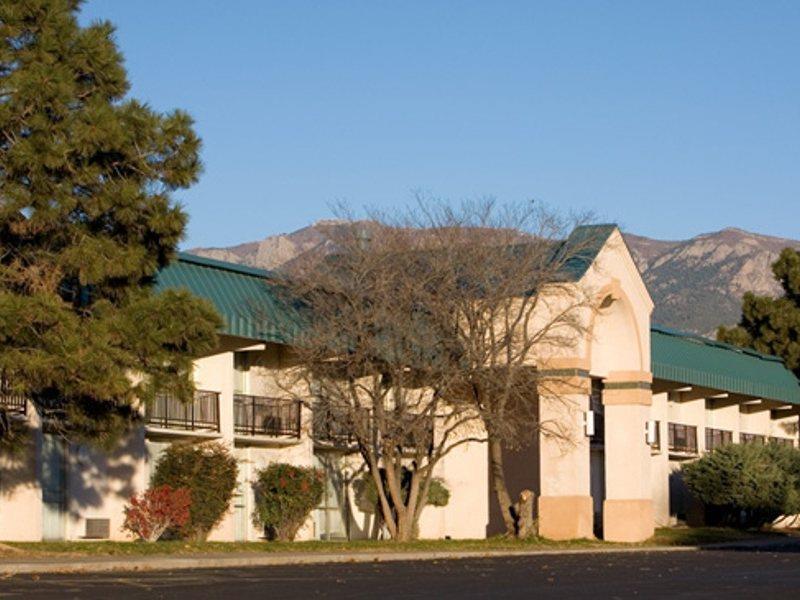 Готель Ramada By Wyndham Albuquerque East Екстер'єр фото