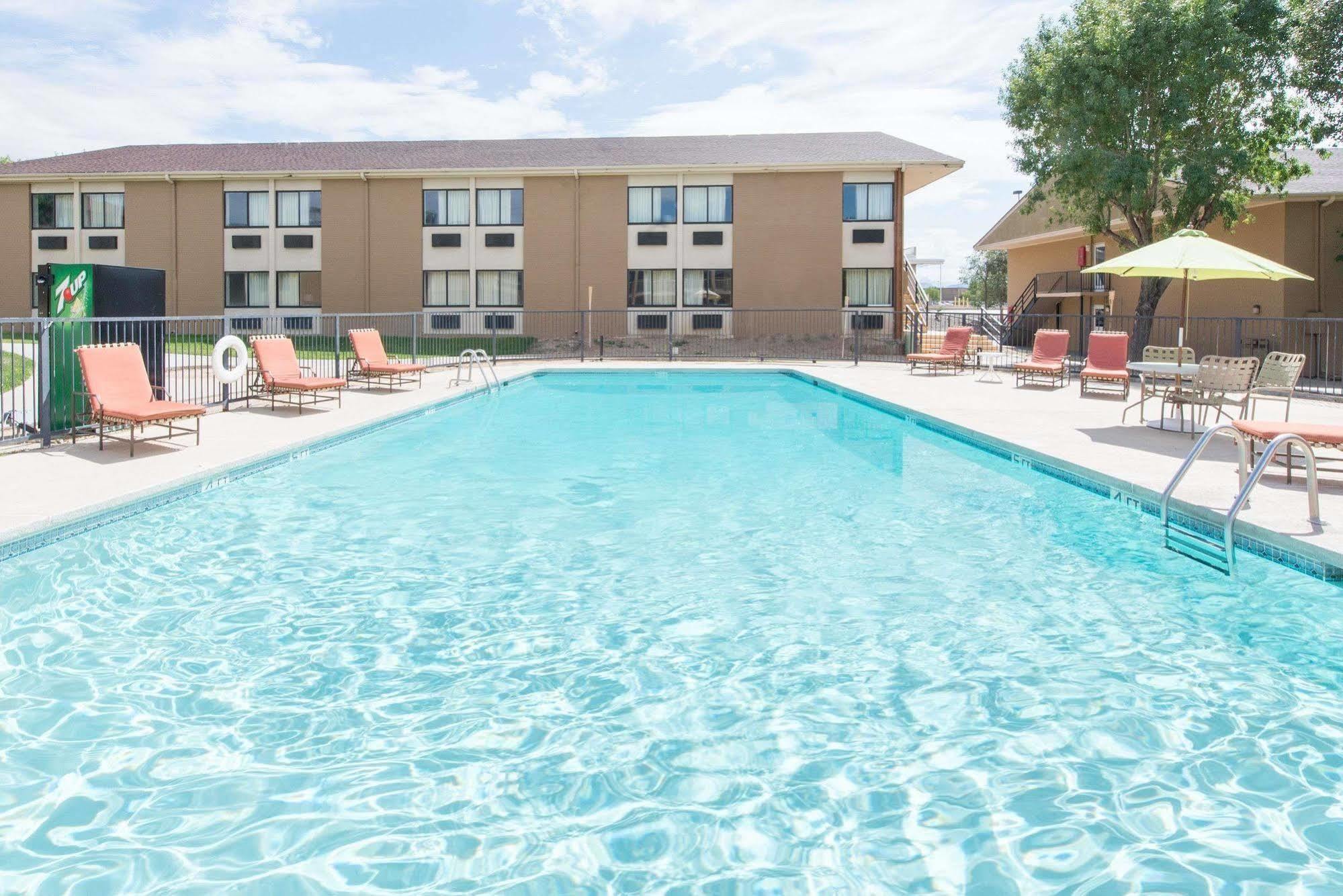Готель Ramada By Wyndham Albuquerque East Екстер'єр фото