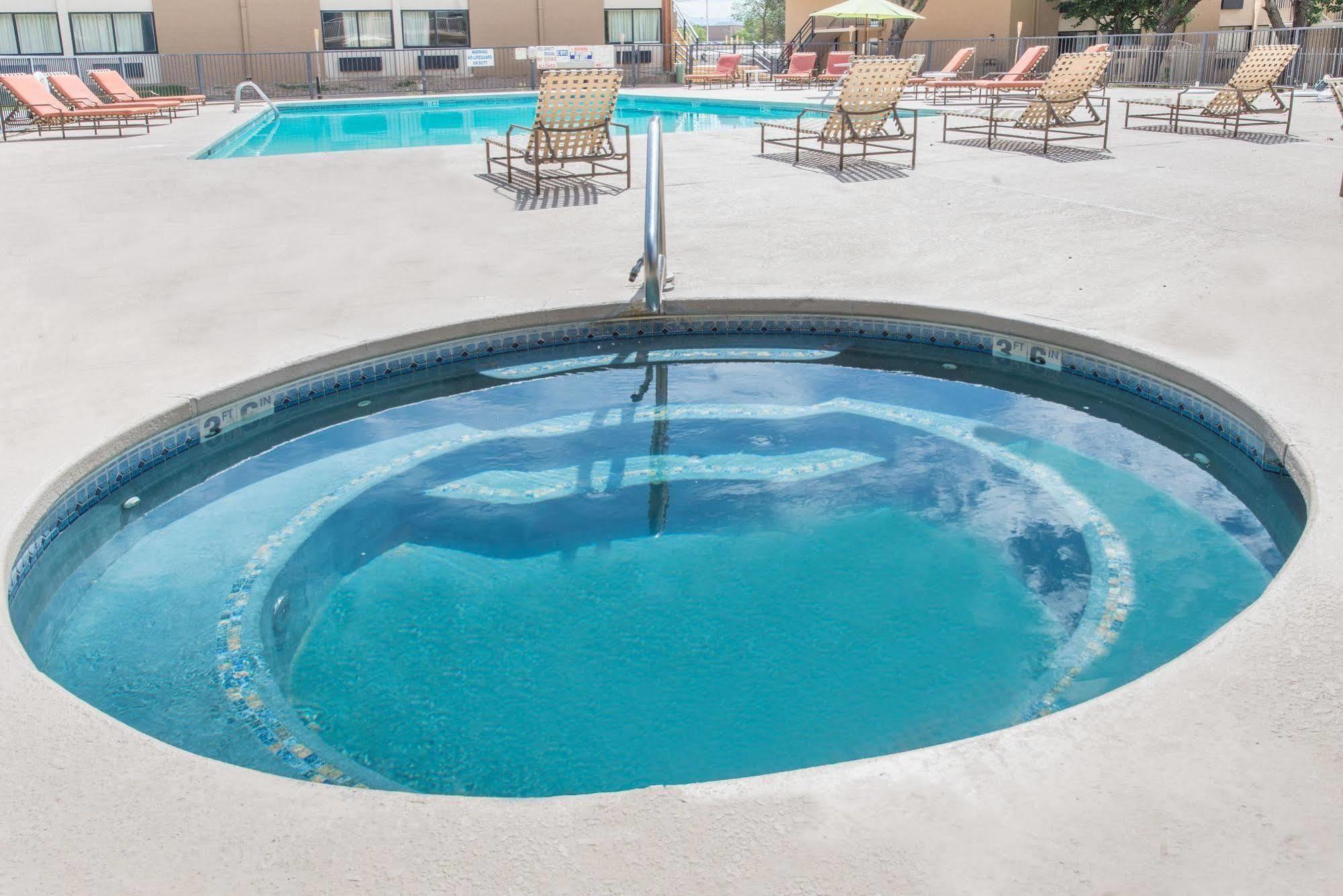 Готель Ramada By Wyndham Albuquerque East Екстер'єр фото