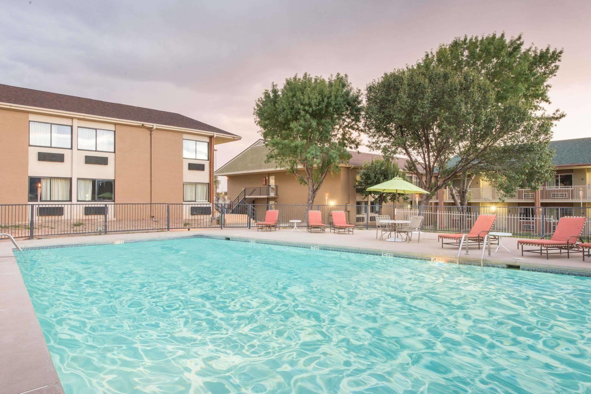 Готель Ramada By Wyndham Albuquerque East Екстер'єр фото