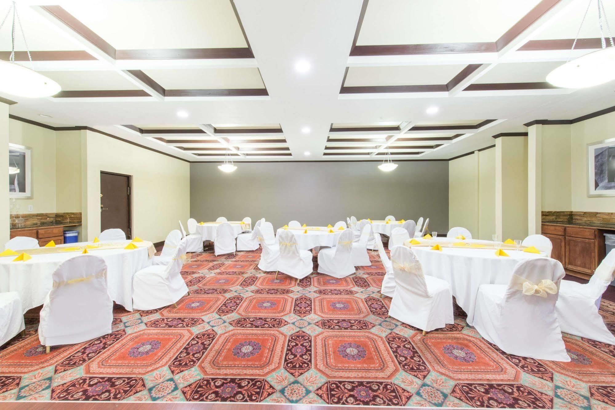 Готель Ramada By Wyndham Albuquerque East Екстер'єр фото